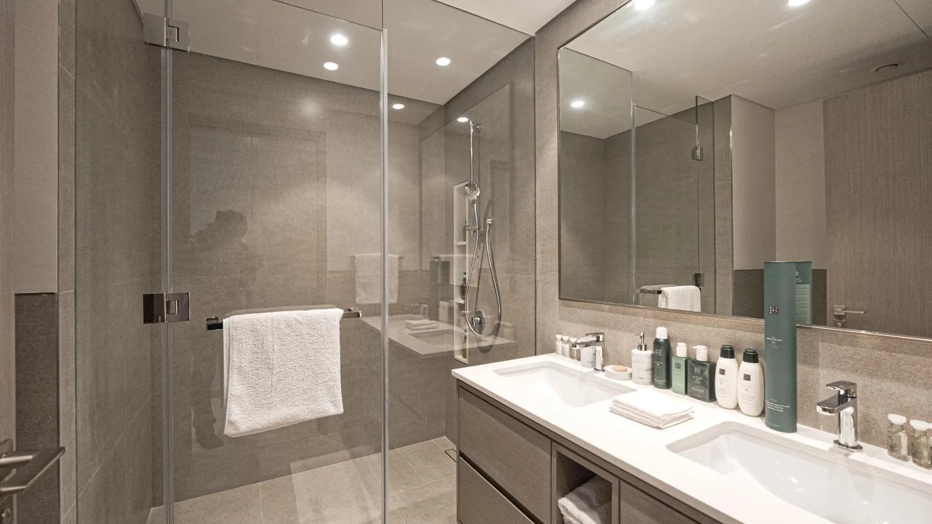 Venetian - Chill In 2Br Insane Burj Views & Luxe Massage Chair Dubai Apartment