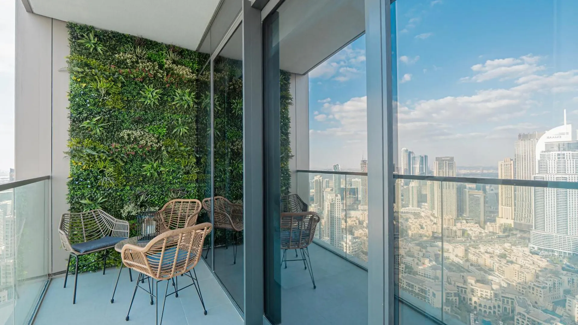 Venetian - Chill In 2Br Insane Burj Views & Luxe Massage Chair Dubai Apartment