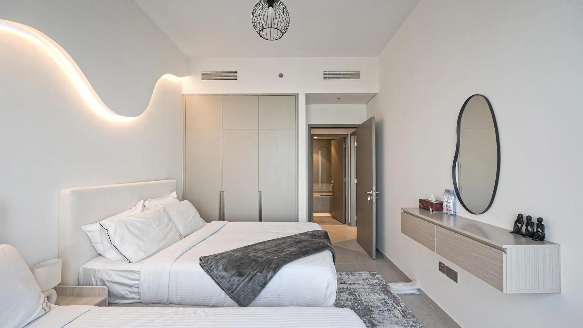 Venetian - Chill In 2Br Insane Burj Views & Luxe Massage Chair Dubai Apartment