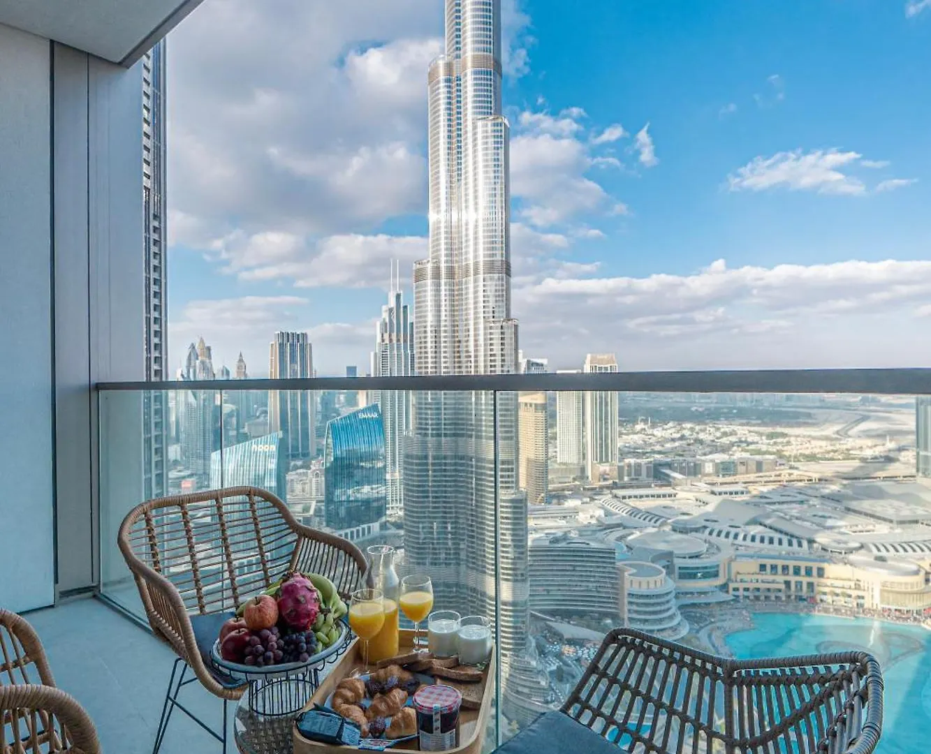 Venetian - Chill In 2Br Insane Burj Views & Luxe Massage Chair Dubai Apartment